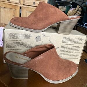 Old navy brown suede clogs heels.